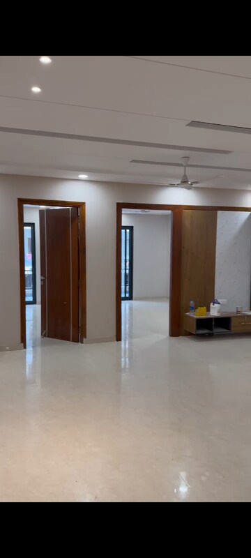 Room in 3 BHK Builder Floor at TDI The Retreat, Sector 89 – for Sale