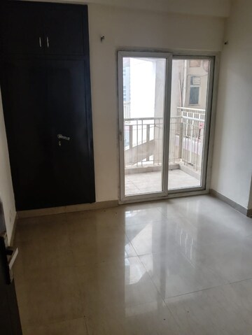 Room in 2 BHK Apartment at Amrapali Golf Homes, Sector 4 Greater Noida – for Sale