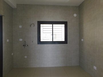 Room in 2.5 BHK Apartment at Krishna Nagar – for Sale