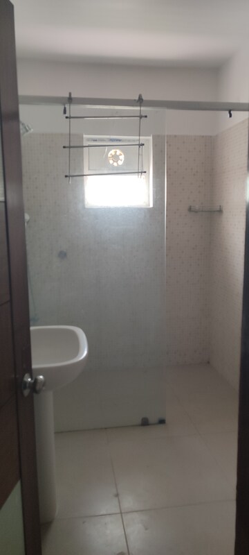 Furnished Amenities in 4 BHK Apartment at Banjara Hills – for Rent