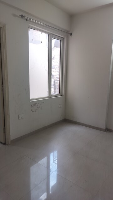 Room in 2 BHK Apartment at Suncity Avenue 102, Sector 102 – for Rent