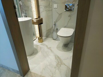 Bathroom in 3 BHK Apartment at Peninsula Salsette 27, Byculla – for Sale