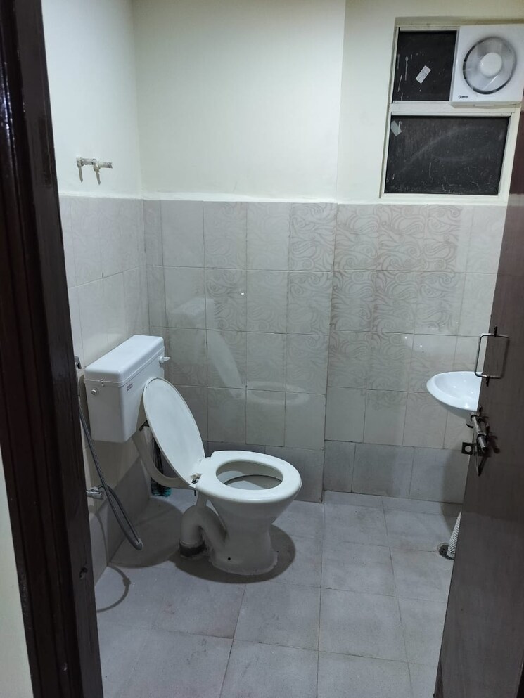 Bathroom, rof-aalayas 2 Bedroom 717 Sq.Ft. Apartment In Sector 102 Gurgaon 8970805