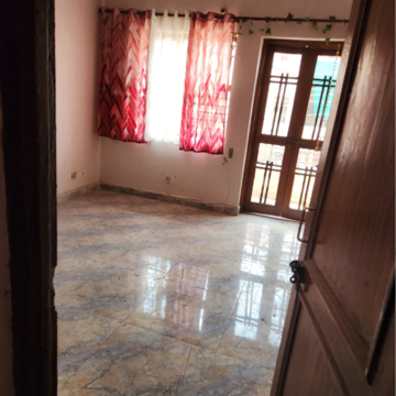 Room in 3 BHK Independent House at Sector 16 – for Rent