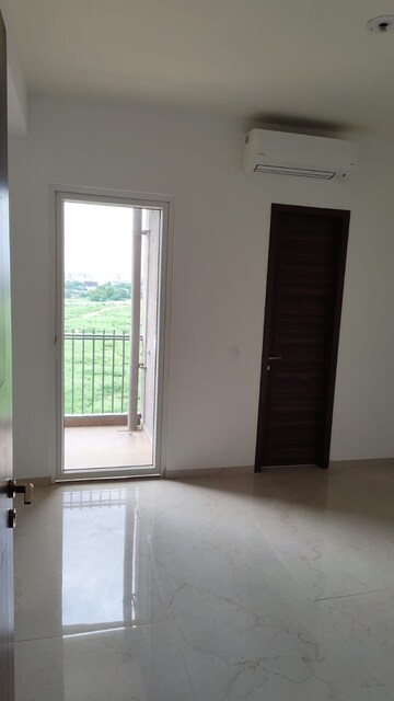 Room in 3 BHK Apartment at Smart World Orchard, Sector 61 – for Sale