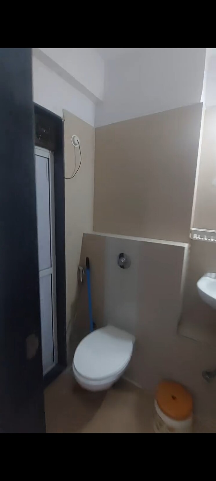 Bathroom, mantri-serene 2 Bedroom 750 Sq.Ft. Apartment In Goregaon East Mumbai 8970959