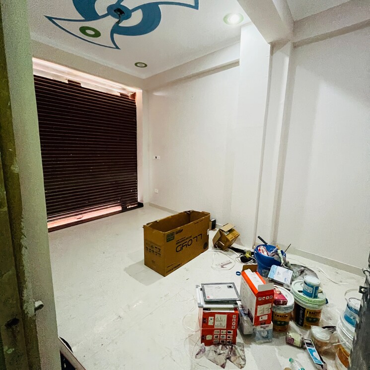 Team Area, siscon-sbi-tower Commercial Shop 180 Sq.Ft. In Garhi Chaukhandi Noida 8970997