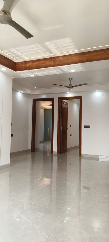 Building Lobby in 2 BHK Builder Floor at Sushant Lok 2, Sector 57 – for Rent