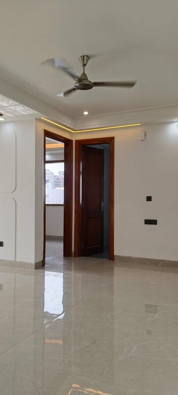 Building Lobby in 2 BHK Builder Floor at Sushant Lok 2, Sector 57 – for Rent