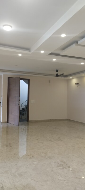 Room in 3.5 BHK Builder Floor at SS Mayfield Gardens, Sector 51 – for Rent