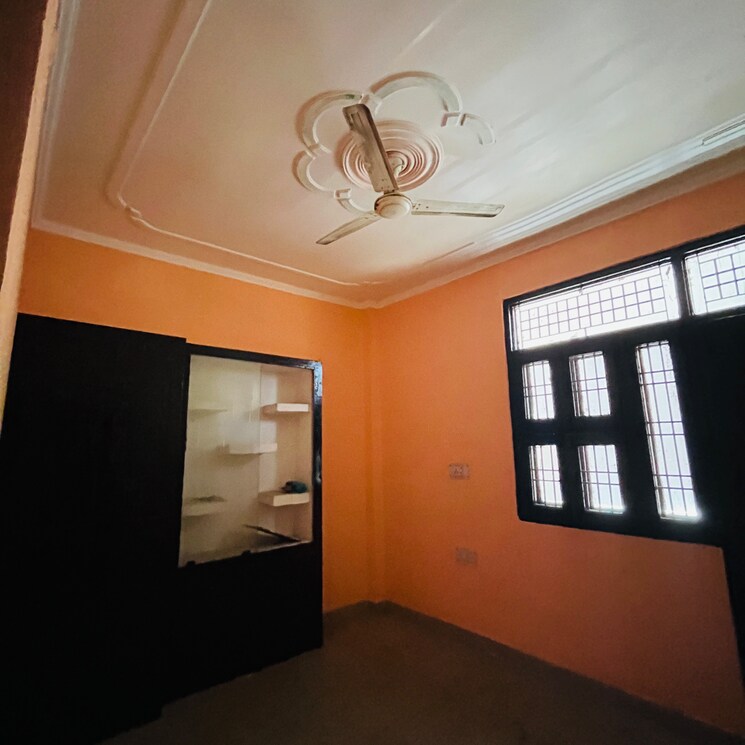 Room, siscon-sbi-tower 4 Bedroom 50 Sq.Yd. Independent House In Garhi Chaukhandi Noida 8971120