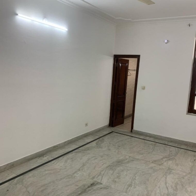 Room, rwa-apartments-sector-27 6 Bedroom 112 Sq.Mt. Independent House In Sector 27 Noida 8971126