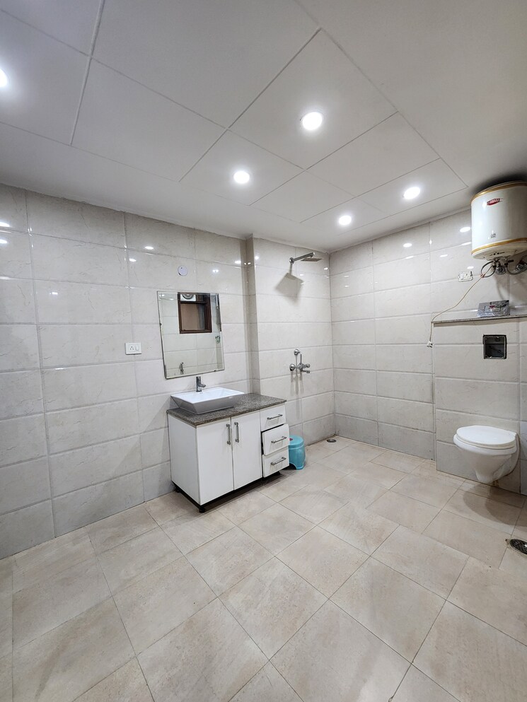 Bathroom, chattarpur 4 Bedroom 2000 Sq.Ft. Builder Floor In Chattarpur Delhi 8971248