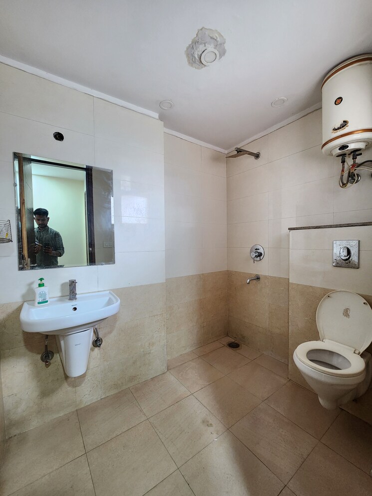 Bathroom, chattarpur 4 Bedroom 2000 Sq.Ft. Builder Floor In Chattarpur Delhi 8971248