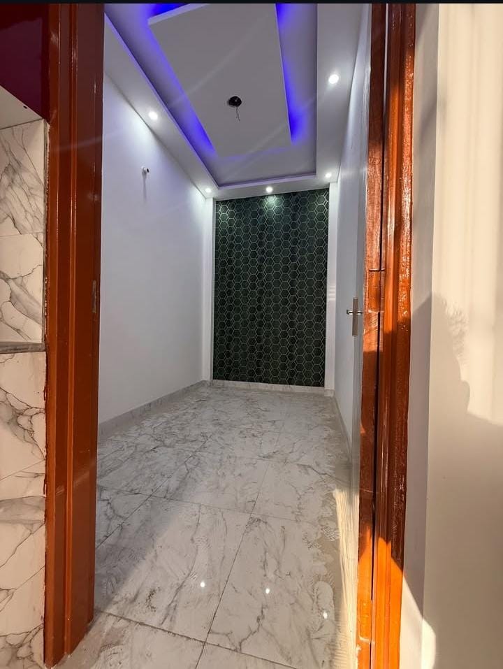 3 BHK + Pooja Room,Servant Room Builder Floor For Sale in Building Floor 