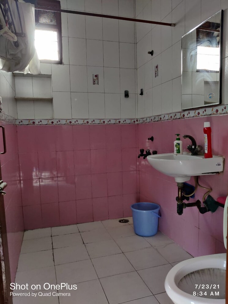 Bathroom, varun-enclave 3 Bedroom 1500 Sq.Ft. Apartment In Sector 28 Noida 8971275