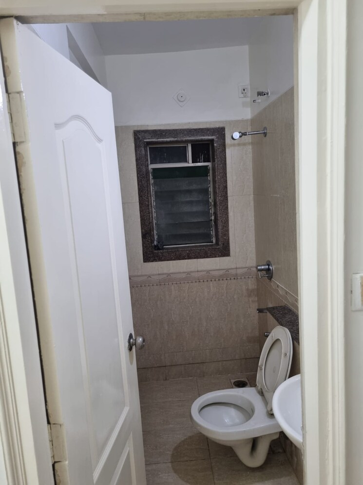 Bathroom, tharwani-heritage 3 Bedroom 1500 Sq.Ft. Apartment In Kharghar Sector 7 Navi Mumbai 8971274