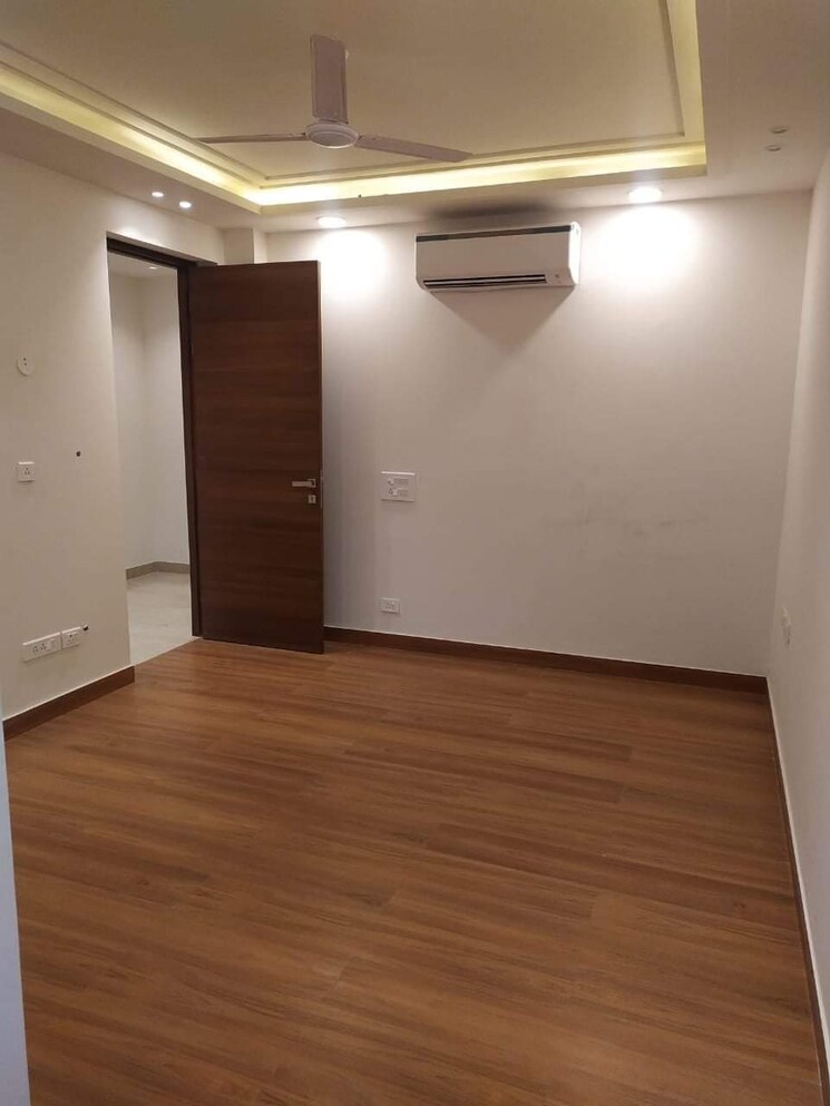 Room, sector 14 3 Bedroom 3150 Sq.Ft. Apartment In Sector 14 Faridabad 8971317