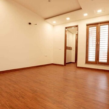 Room in 4 BHK Builder Floor at Sector 14 – for Rent