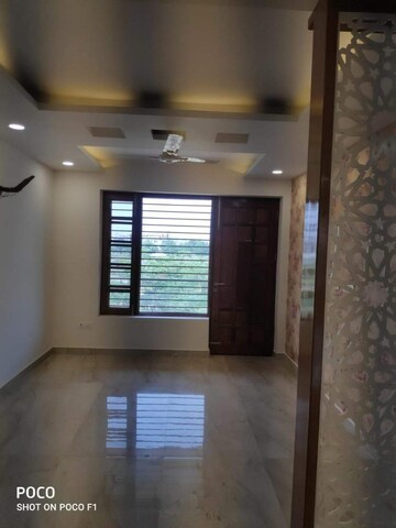 Room in 4 BHK Builder Floor at Sector 14 – for Rent