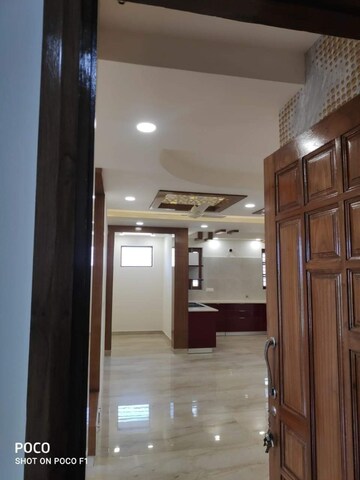 Room in 4 BHK Builder Floor at Sector 14 – for Rent