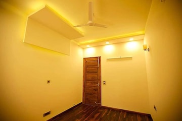 Room in 4 BHK Builder Floor at Sector 15 – for Rent