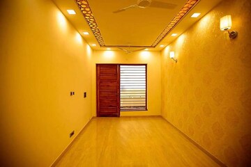 Room in 4 BHK Builder Floor at Sector 15 – for Rent