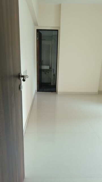 Room in 2 BHK Apartment at Vakola – for Rent