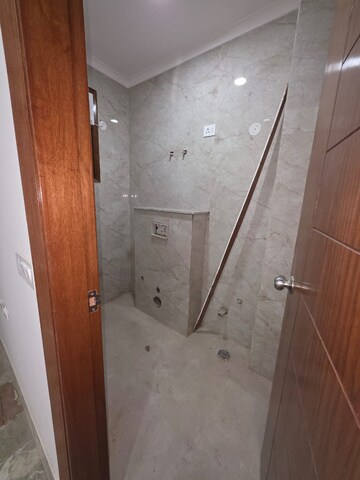 Furnished Amenities in 3 BHK Builder Floor at Saket – for Sale