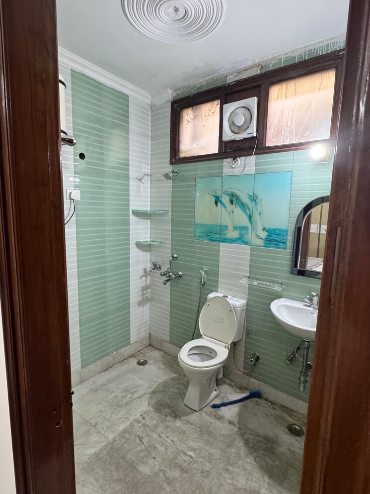 Bathroom, unitech-south-city-1 3 Bedroom 2300 Sq.Ft. Builder Floor In South City 1 Gurgaon 8971550