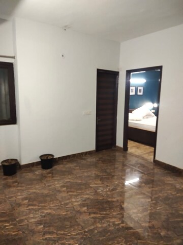 Room in 1 BHK Builder Floor at Sector 14 – for Rent