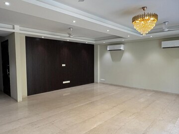 Room in 4 BHK Builder Floor at Dlf Phase I – for Rent
