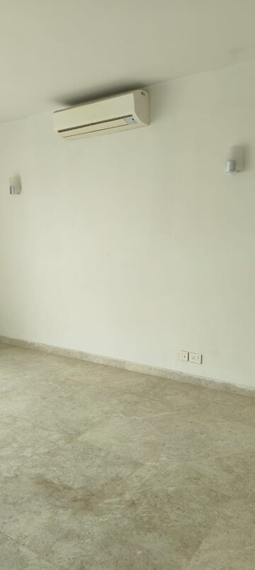 Room in 3 BHK Apartment at Ireo The Corridors, Sector 67a – for Rent