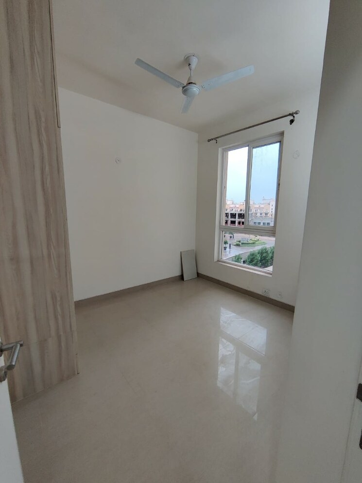 Room, emaar-emerald-estate 2.5 Bedroom 1020 Sq.Ft. Apartment In Sector 65 Gurgaon 8971841