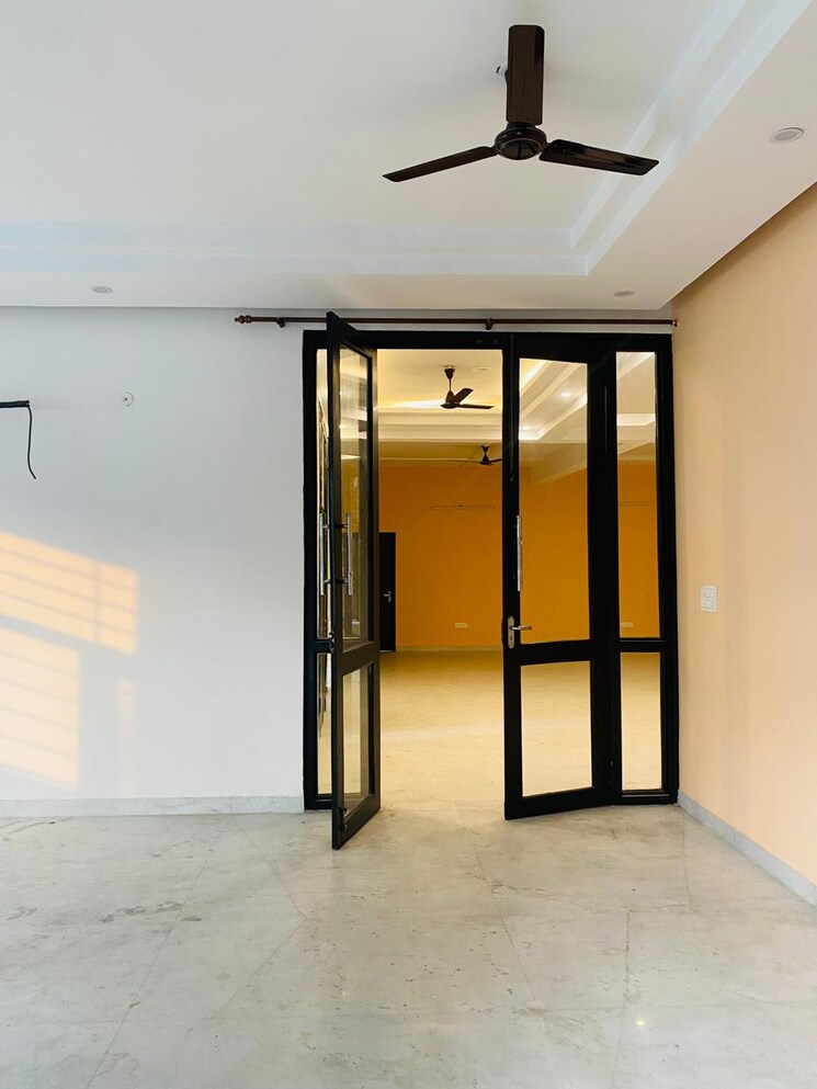Room, sector 44 3.5 Bedroom 450 Sq.Mt. Independent House In Sector 44 Noida 8971890