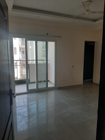 Room in 4 BHK Apartment at Sunworld Vanalika, Sector 107 – for Rent