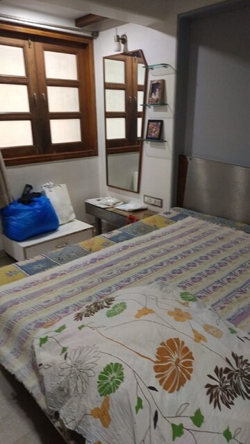 Bedroom in 2.5 BHK Apartment at Khar West – for Rent