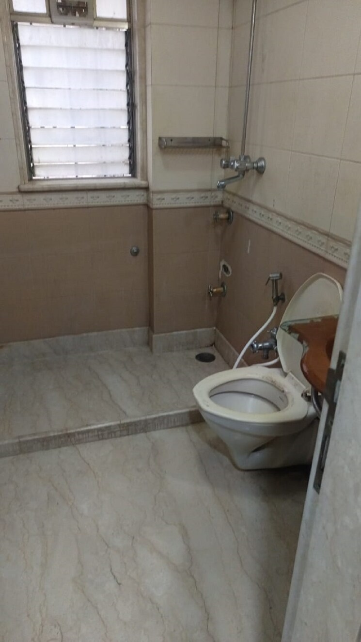 Bathroom, khar west 2.5 Bedroom 750 Sq.Ft. Apartment In Khar West Mumbai 8971905