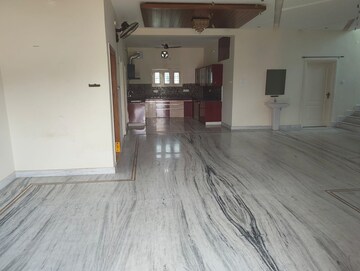 Room in 5 BHK Apartment at Banjara Hills – for Rent