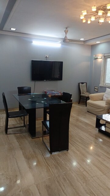 2.5 BHK Apartment For Rent in Khar West