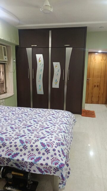 Bedroom in 2.5 BHK Apartment at Khar West – for Rent
