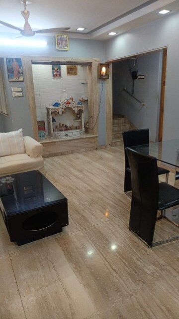 Living Room in 2.5 BHK Apartment at Khar West – for Rent