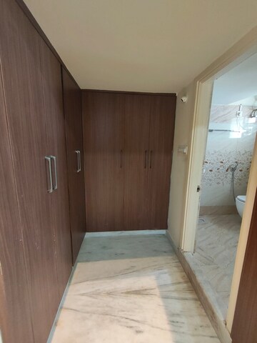 Room in 5 BHK Apartment at Banjara Hills – for Rent