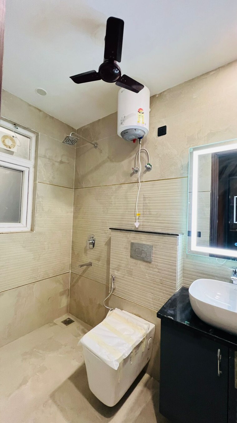 Bathroom, paras-trinity 3 Bedroom 180 Sq.Yd. Builder Floor In Sector 63 Gurgaon 8972039