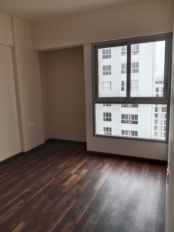 Room in 2 BHK Apartment at Piramal Vaikunth, Balkum Pada – for Rent