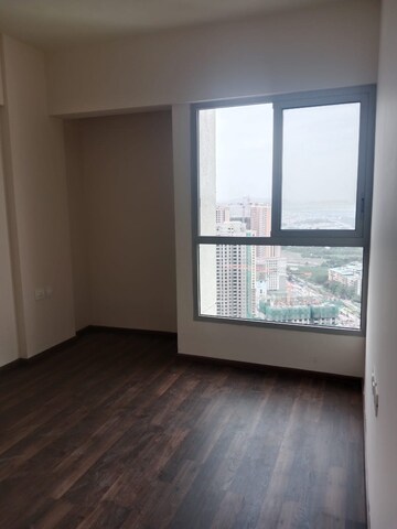 Room in 2 BHK Apartment at Piramal Vaikunth, Balkum Pada – for Rent