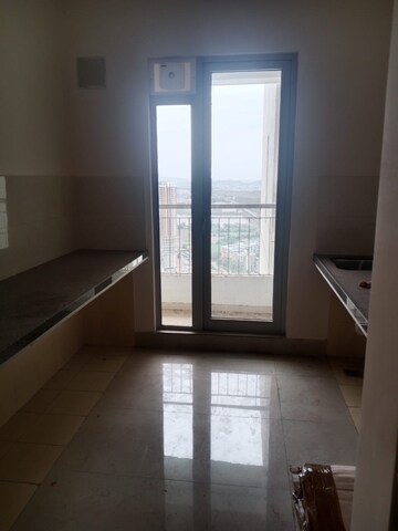 Room in 2 BHK Apartment at Piramal Vaikunth, Balkum Pada – for Rent