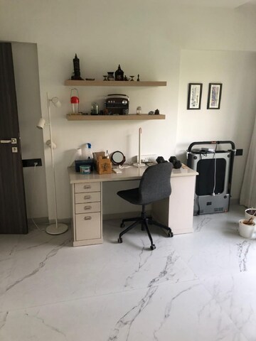 Team Area in 3 BHK Apartment at Khar West – for Rent