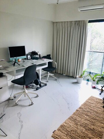 Team Area in 3 BHK Apartment at Khar West – for Rent
