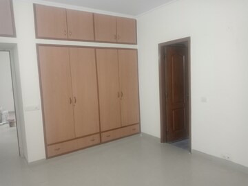 Room in 3.5 BHK Apartment at Vipul Greens, Sector 48 – for Rent